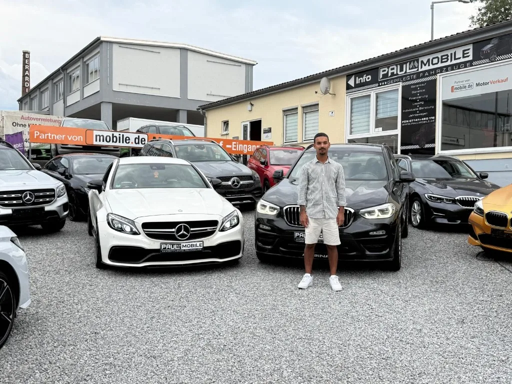 Mitarbeiter von PAUL MOBILE vor dem Fahrzeugbestand in Ludwigsburg