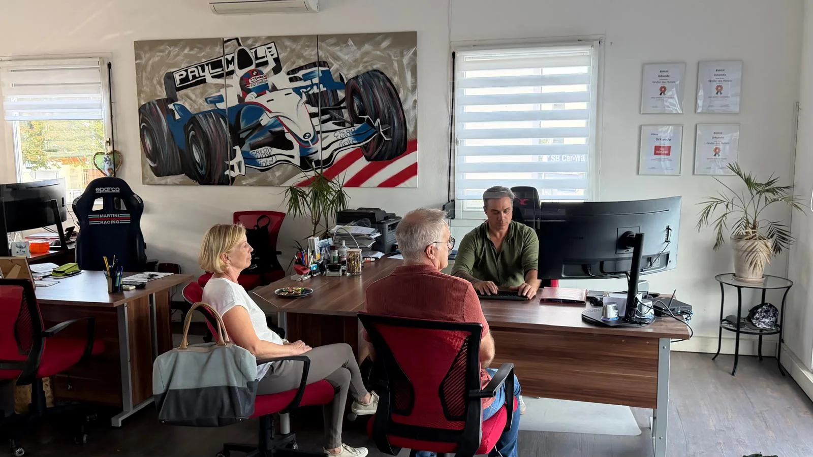 Consultation about selling a car in the PAUL MOBILE office in Ludwigsburg