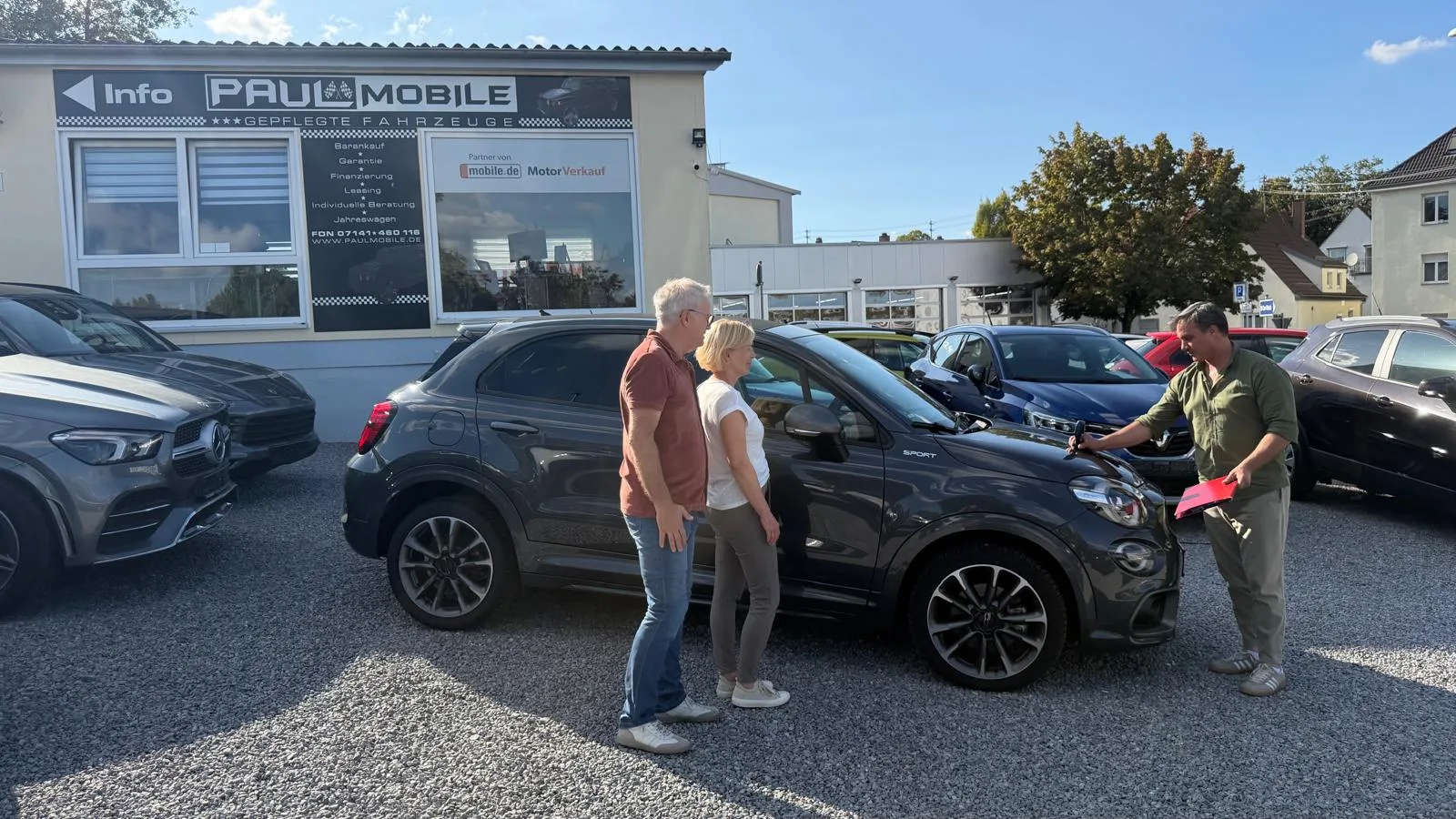 Customers during a vehicle valuation in the PAUL MOBILE yard in Ludwigsburg
